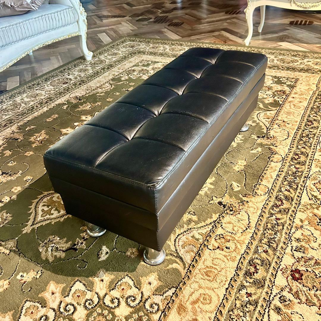 黒い収納ベンチ ボタン留めデザイン