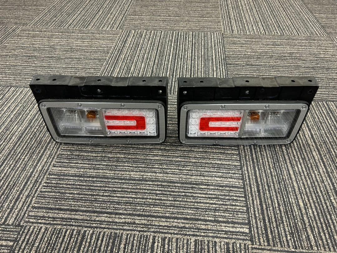 日野プロフィア　テールランプ新車外し