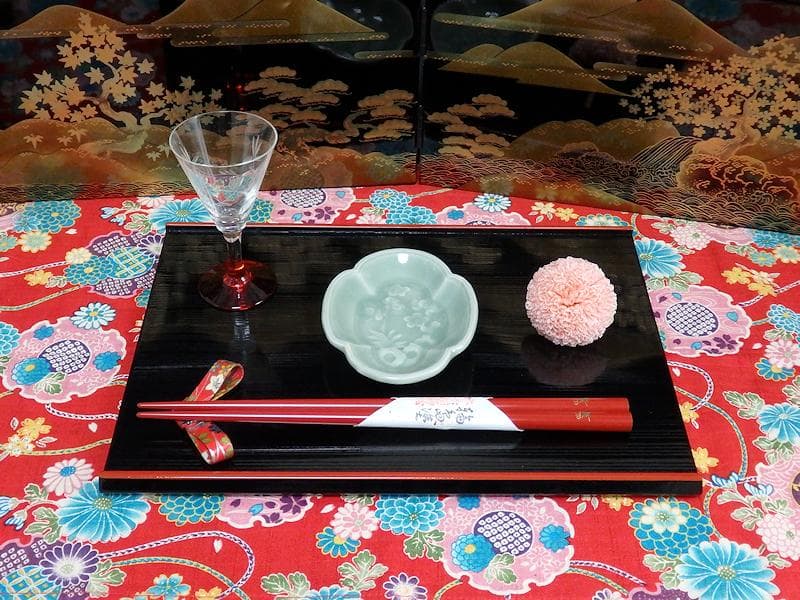 三田青磁　太湖石に梅花の図　変形手塩皿　D021AS-CFn