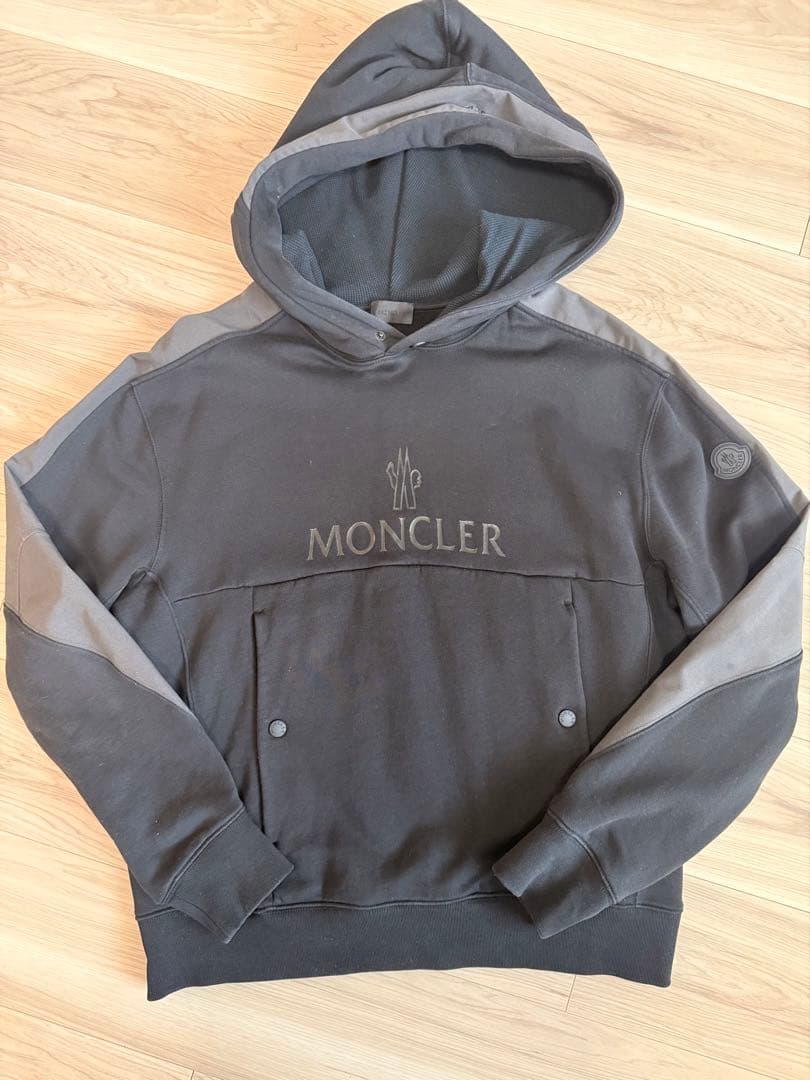 【サン】MONCLER グレー フード付きパーカー