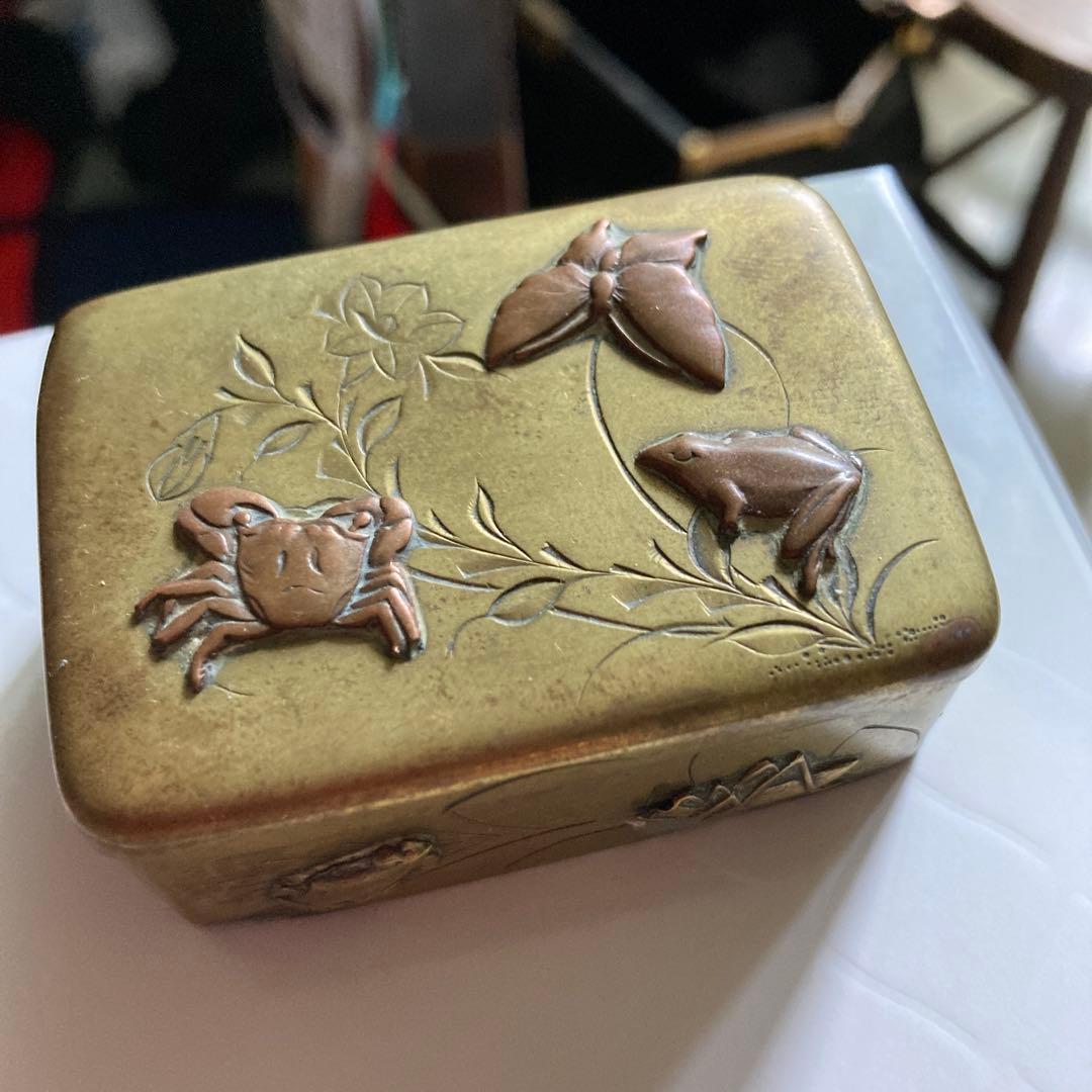 金色のカエルと蟹、蝶、バッタ、トンボなどの彫金箱