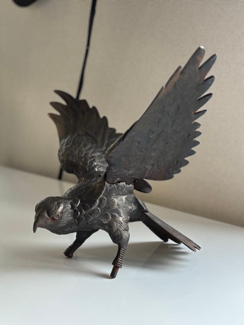 金属製 鷹の彫刻