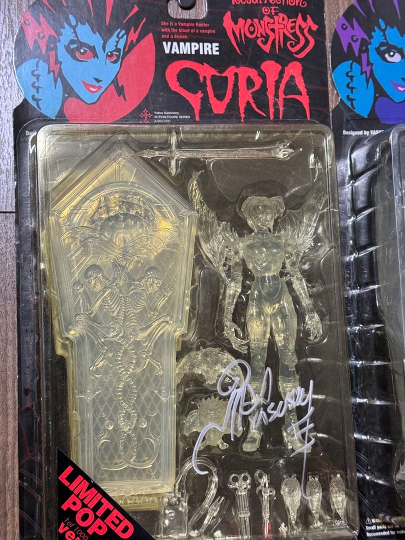 スーフェス韮沢靖氏直筆サイン入りCuria & Gillealla限定フィギュア