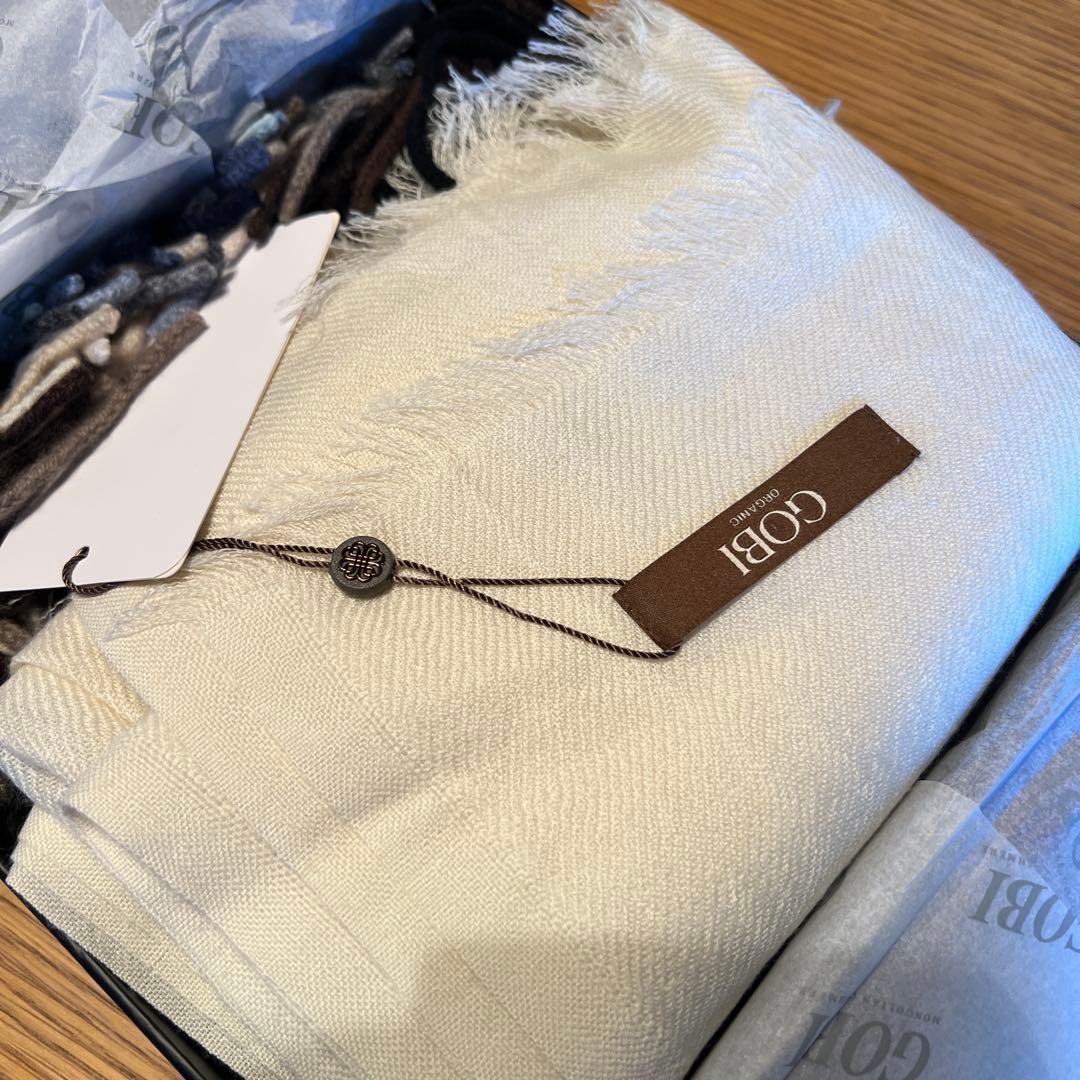 新品未使用　GOBI グラデーションマフラー アイボリー・ホワイト