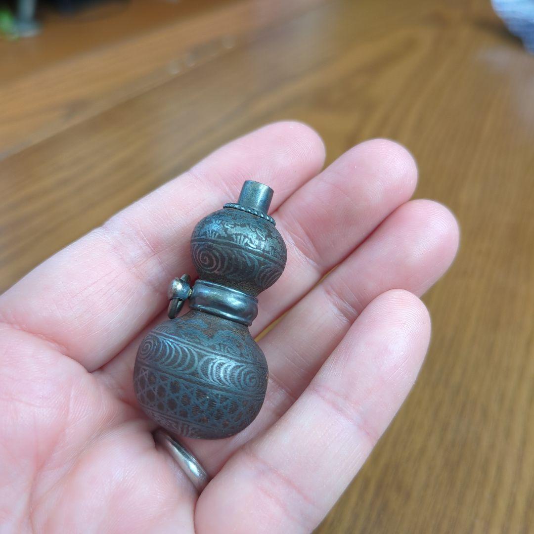 金属製ひょうたん年代物ストラップ？