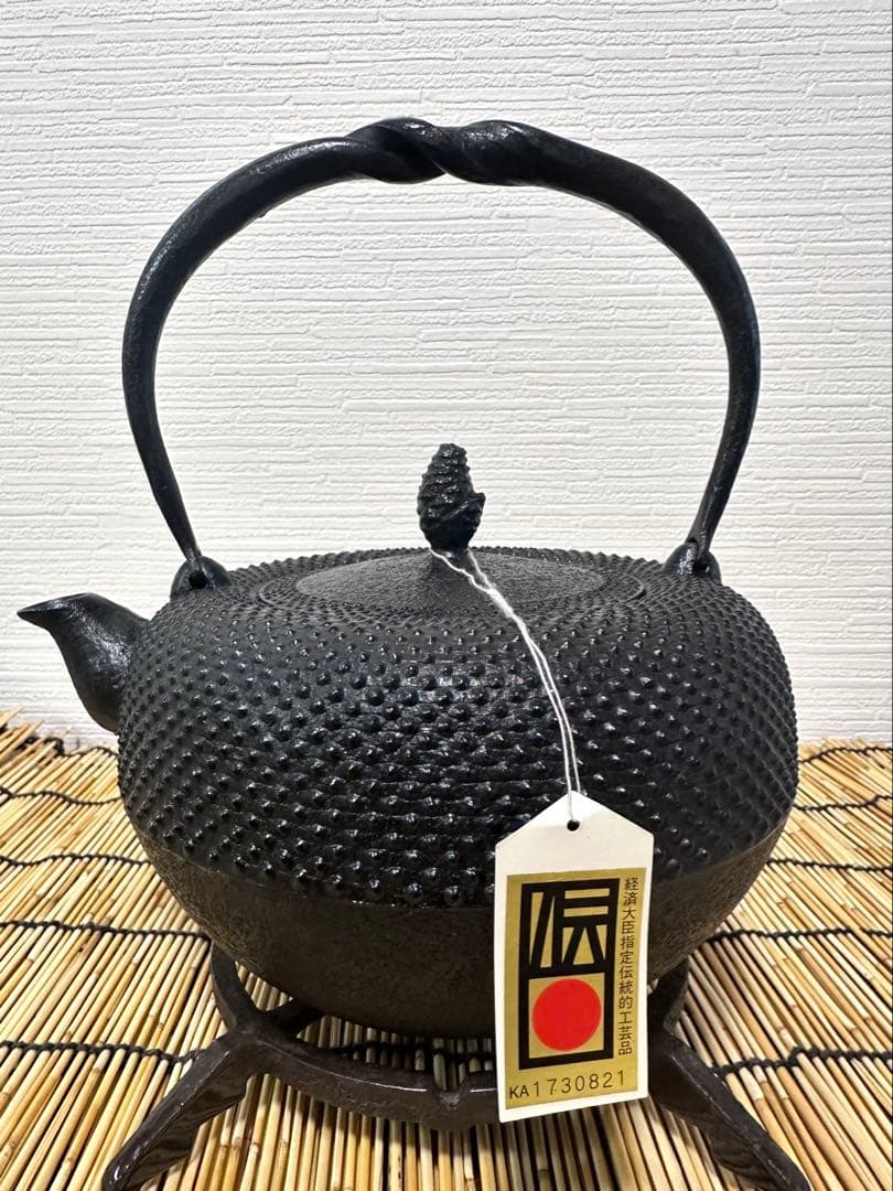 未使用品、タグ付　南部照光堂 心斎作 １８型アラレ　南部鉄瓶　南部鉄器　鉄瓶