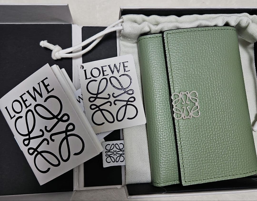 LOEWE グリーン レザー 三つ折り財布