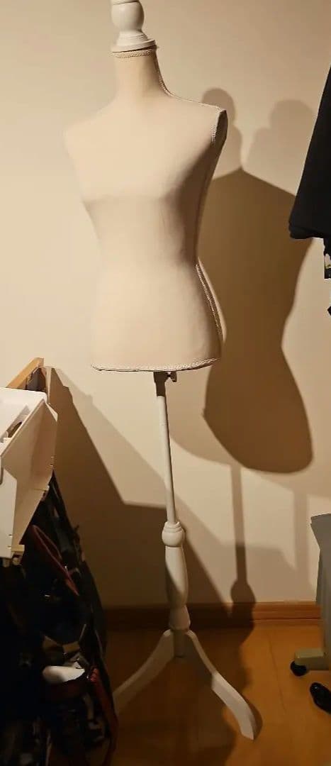 ホワイトファブリックマネキン トリポッドスタンド