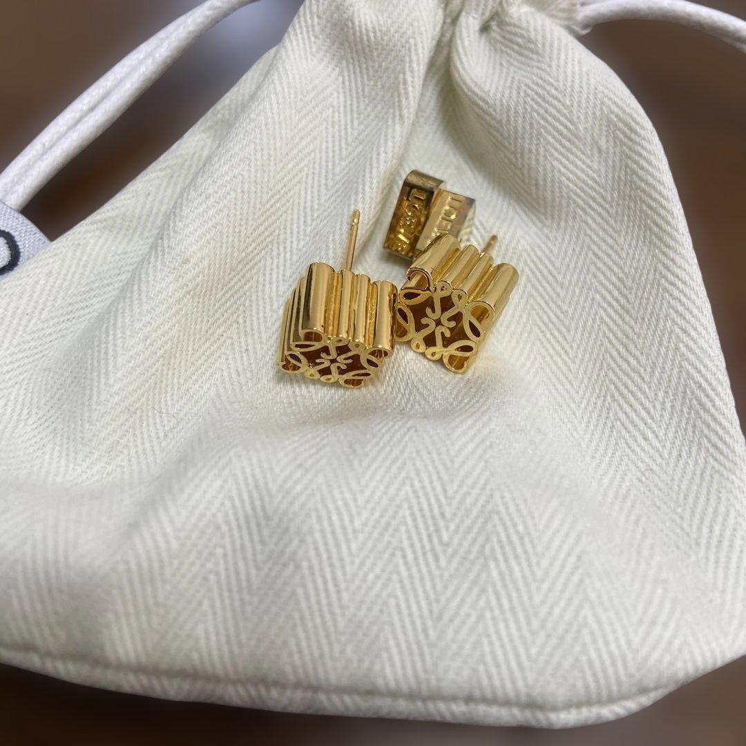 ロエベ　ピアス　スタッズ