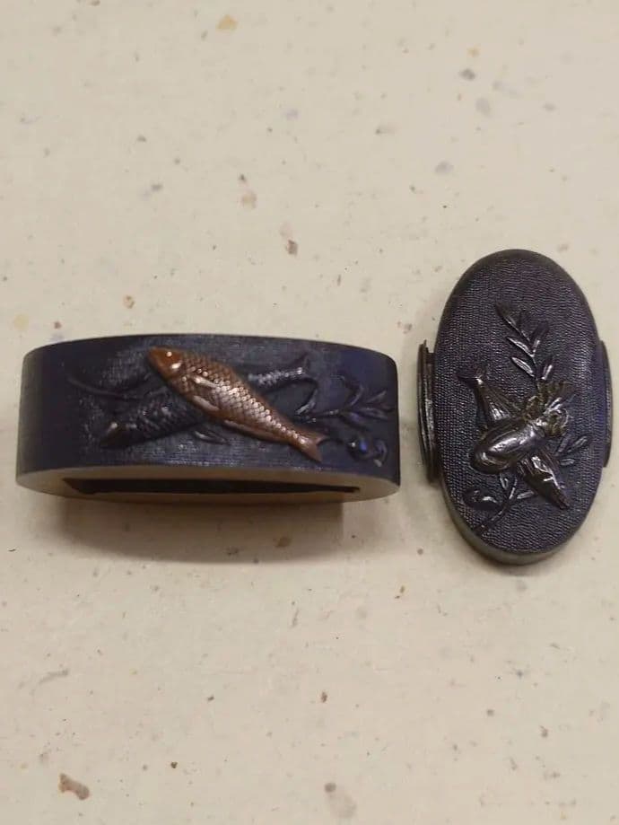 縁頭、赤銅魚子地に魚図