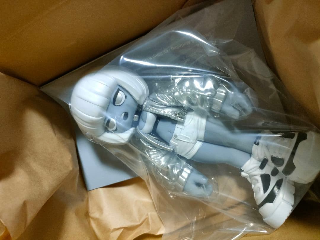 エムダッシュ x スニーカーダンク ソフビトイメタリック \