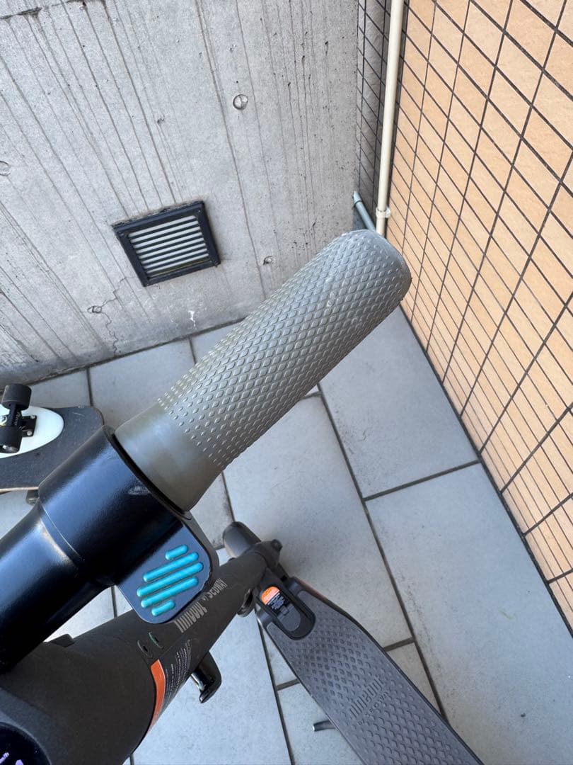 折りたたみ式グレーキックボード　Ninebot by Segway キックボード