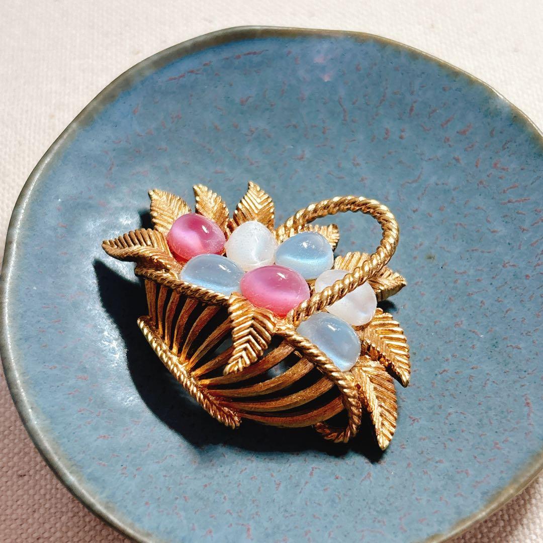 トリファリ 可愛らしい色合い カボジョン イースター エッグ ブローチ 春