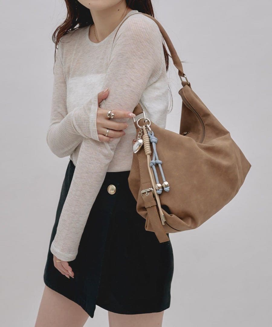 【yomo企画】チャーム付きワンハンドルベルトデザインバック