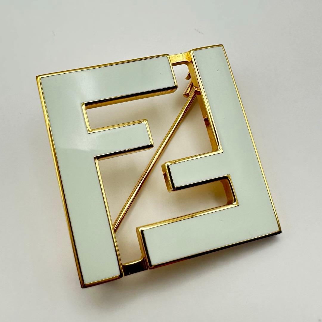 FENDI 美品■ブローチ フォーエバー FFロゴ ホワイト ゴールド