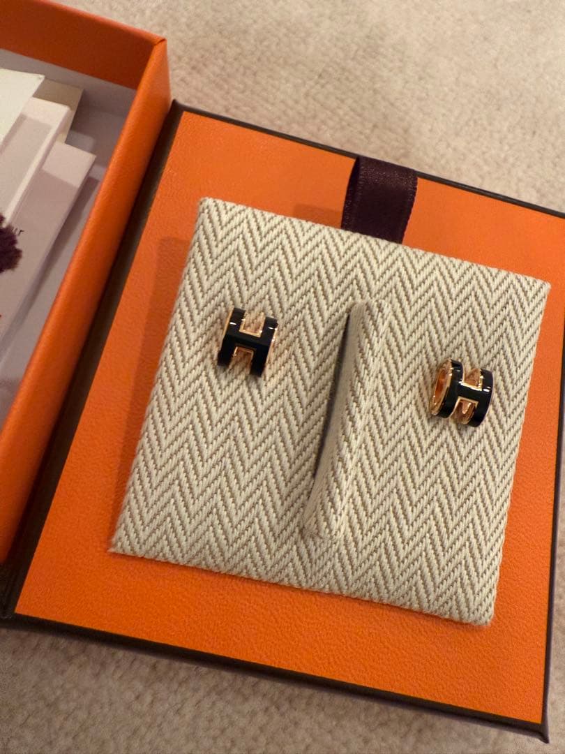 Hモチーフ ピアス ブラック ピンクゴールド