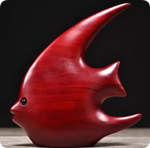 木製の木の彫刻 赤い木製魚型オブジェ