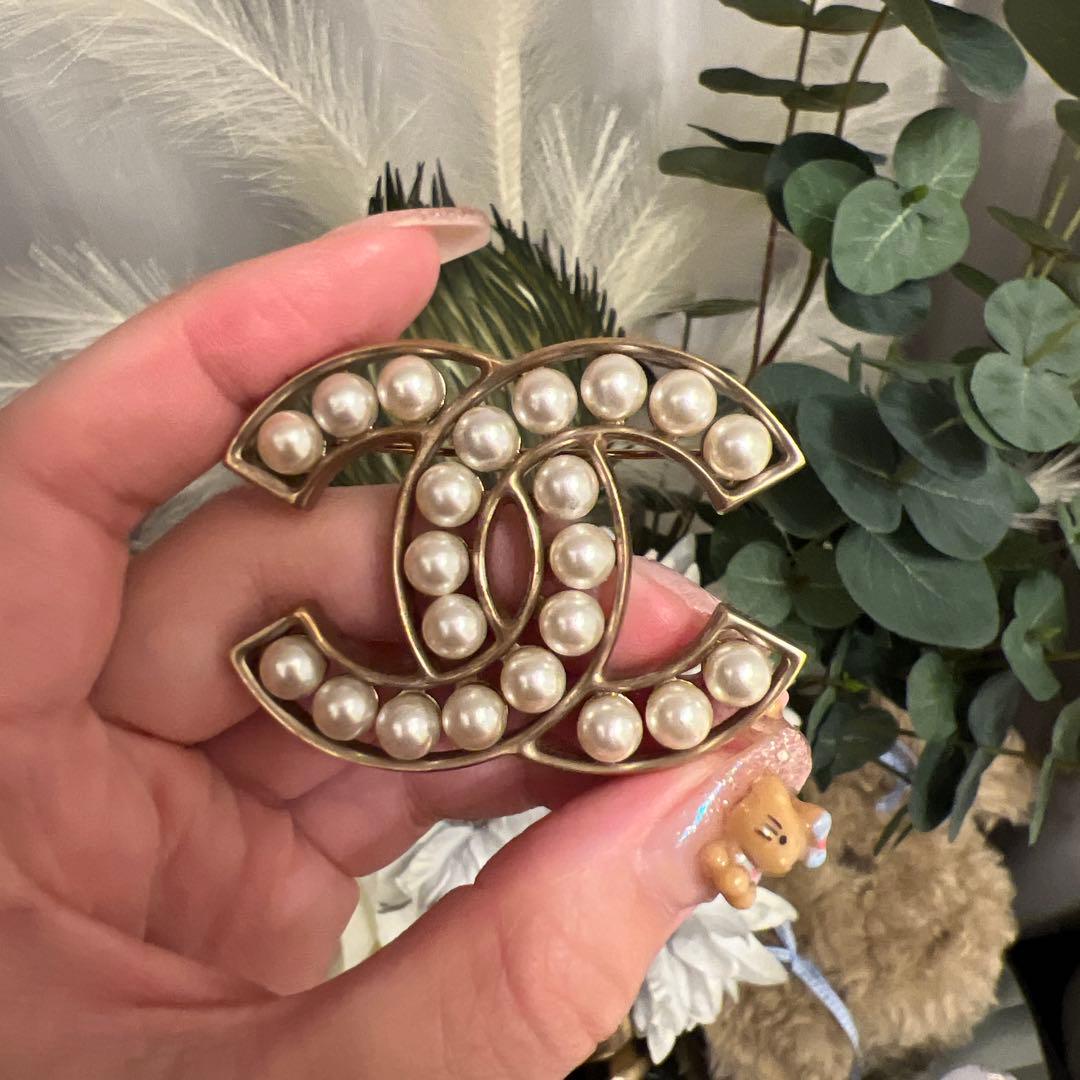 CHANEL パール付きロゴブローチ