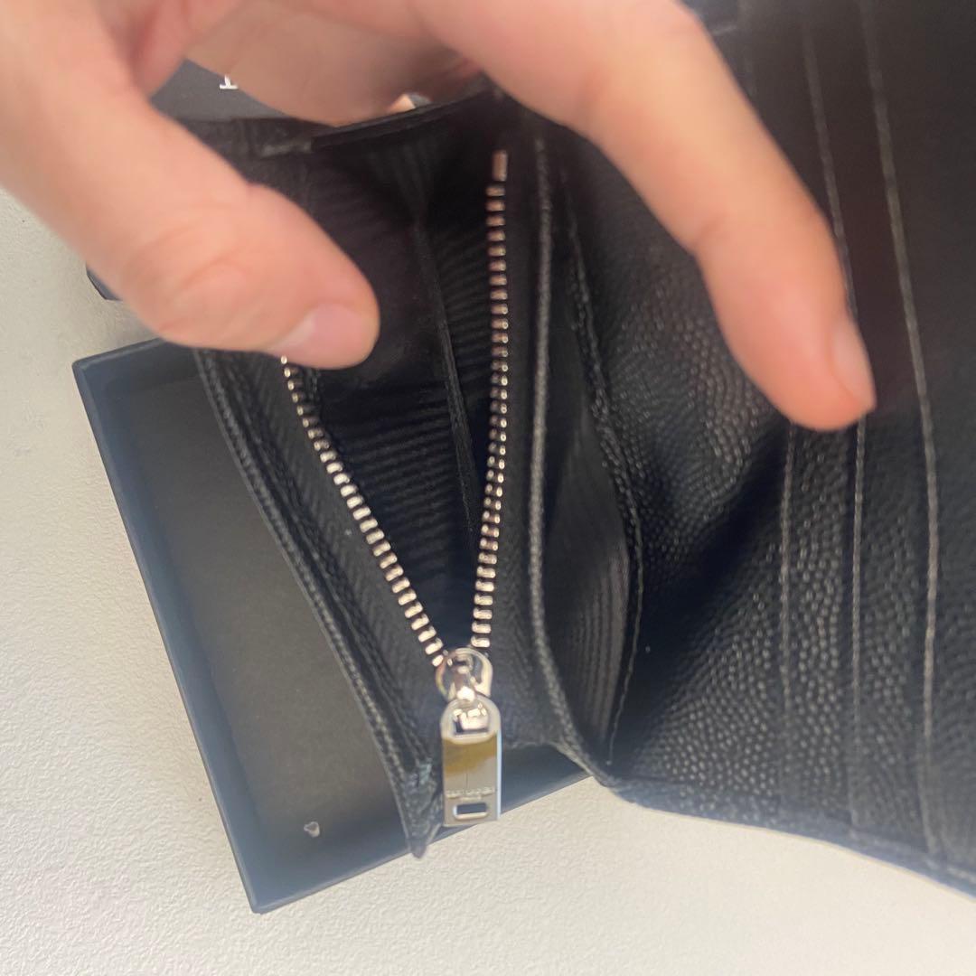美品✨イヴ・サンローラン エンボス加工 ブラックレザー 折りたたみ財布サイフ
