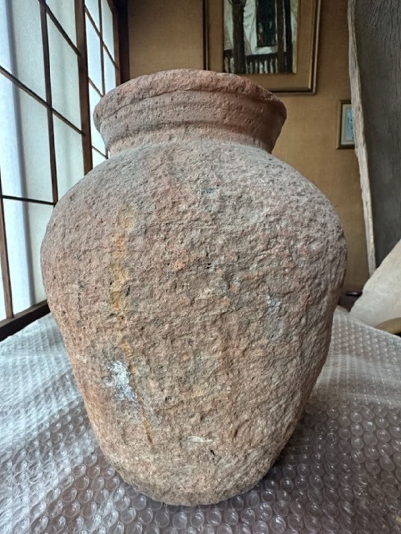 石のような硬い赤褐色の古壺