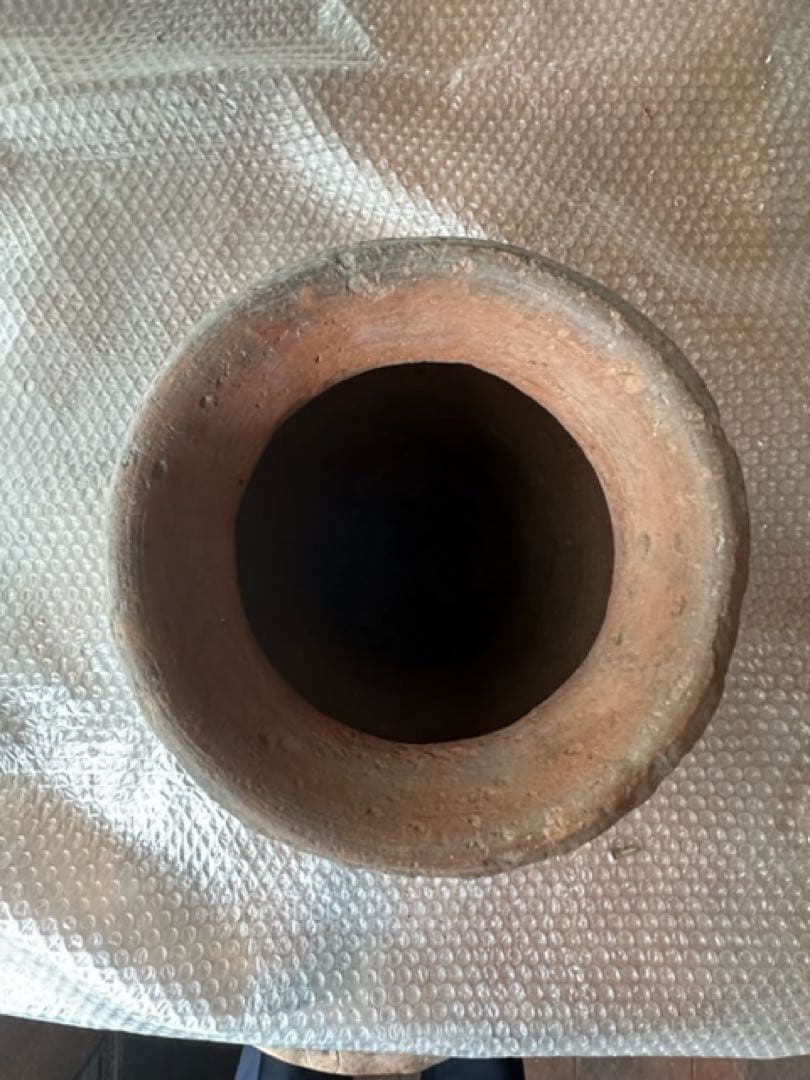 石のような硬い赤褐色の古壺