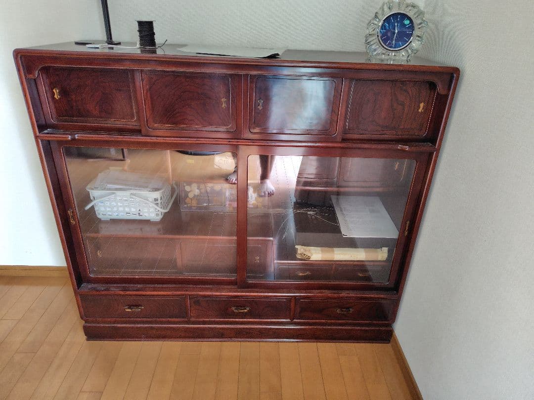 木製ガラス扉付き収納キャビネット　茶箪笥