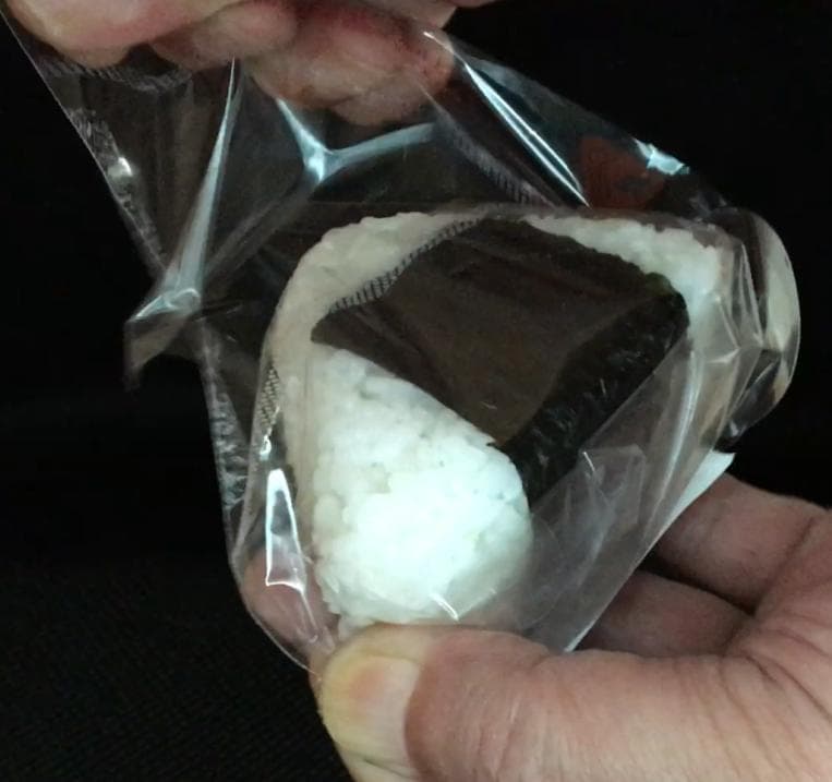 直巻おにぎり袋　6000枚／箱　６円／１枚　（上側がそっくりとれて食べやすい）